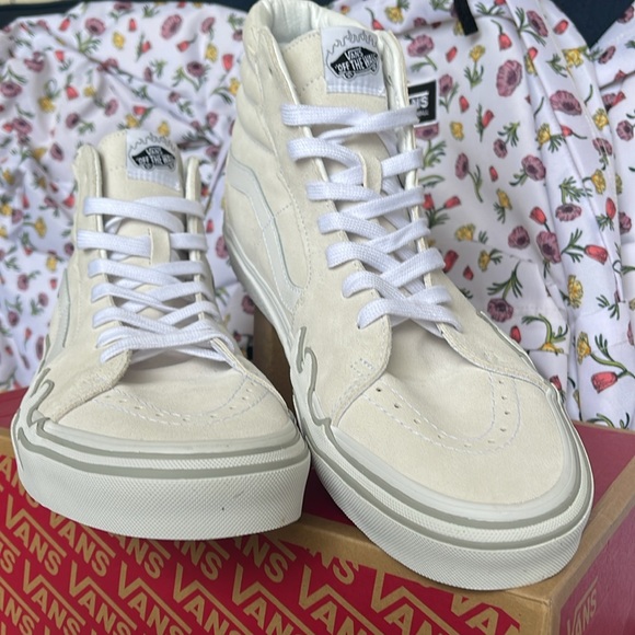 Vans Men’s Sk8-Hi Flame
Suede White/White
VN0005UJWWW
Sneakers - Picture 7 of 16